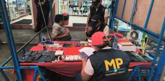 La PNC y el MP durante los allanamientos en mercados. Foto La Hora: PNC