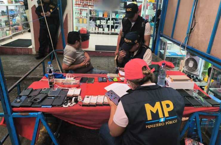 La PNC y el MP durante los allanamientos en mercados. Foto La Hora: PNC