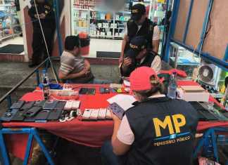 Autoridades decomisan 630 teléfonos, 16 con reporte de robo, durante allanamientos en mercados de la capital La PNC y el MP durante los allanamientos en mercados. Foto La Hora: PNC
