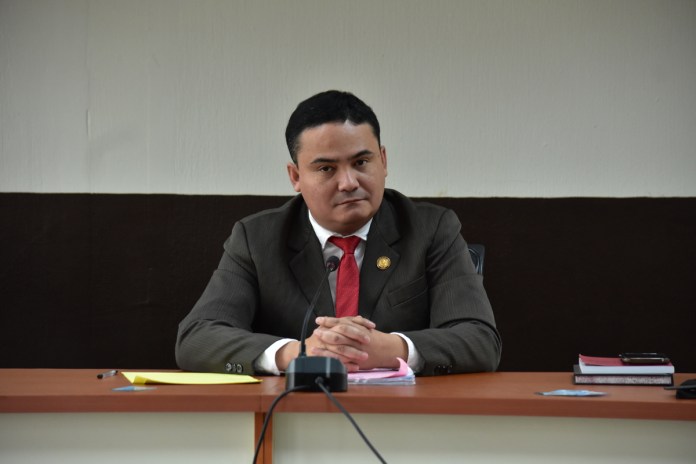 El juez Fredy Orellana está vetado de 42 países del mundo tras emitir resoluciones calificadas de encausar un "intento de golpe de Estado" en 2023. Foto La Hora: Daniel Ramírez.