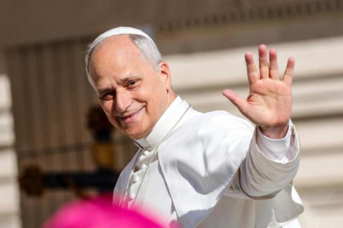 El Papa León XIV saluda a los fieles a su llegada a la Audiencia del Jubileo en la plaza de San Pedro, en el Vaticano. Foto: La Hora/ EFE