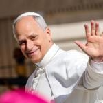El Papa León XIV saluda a los fieles a su llegada a la Audiencia del Jubileo en la plaza de San Pedro, en el Vaticano. Foto: La Hora/ EFE