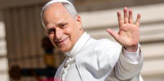 El Papa León XIV saluda a los fieles a su llegada a la Audiencia del Jubileo en la plaza de San Pedro, en el Vaticano. Foto: La Hora/ EFE