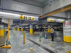 Aeropuerto La Aurora suma otro caso en el que empresa lucra con su espacio, pero no le paga por la renta