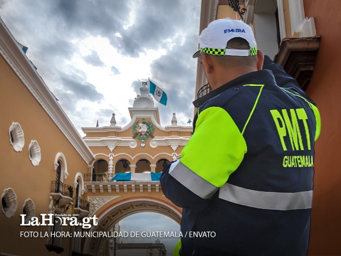 PMT en el Centro Histórico por fuerte carga vehicular ocasionado por eventos realizados este fin de semana. Arte La Hora: Alejandro Ramírez