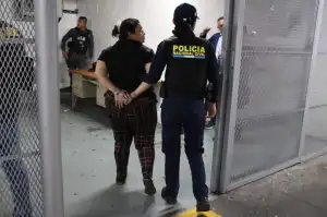 Capturan a presunta responsable de atropellar a agente de la PMT en zona 9
