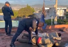 Agentes de la Policía Nacional Civil (PNC) durante uno de los allanamientos de este 10 de octubre. Foto La Hora: PNC