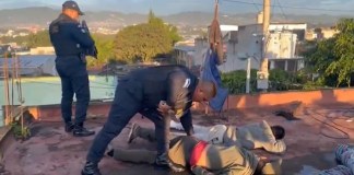 Agentes de la Policía Nacional Civil (PNC) durante uno de los allanamientos de este 10 de octubre. Foto La Hora: PNC