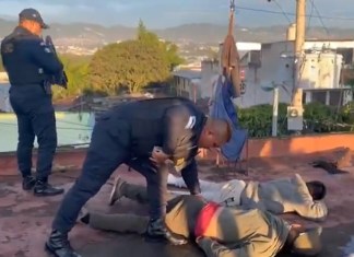 Agentes de la Policía Nacional Civil (PNC) durante uno de los allanamientos de este 10 de octubre. Foto La Hora: PNC