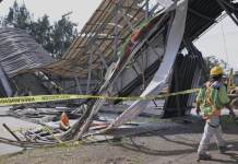 Tras el caos vial provocado por el colapso de una pasarela en la calzada Aguilar Batres luego que un tráiler chocará contra esta, ¿Quién pagará? Foto La Hora: Fabricio Alonzo