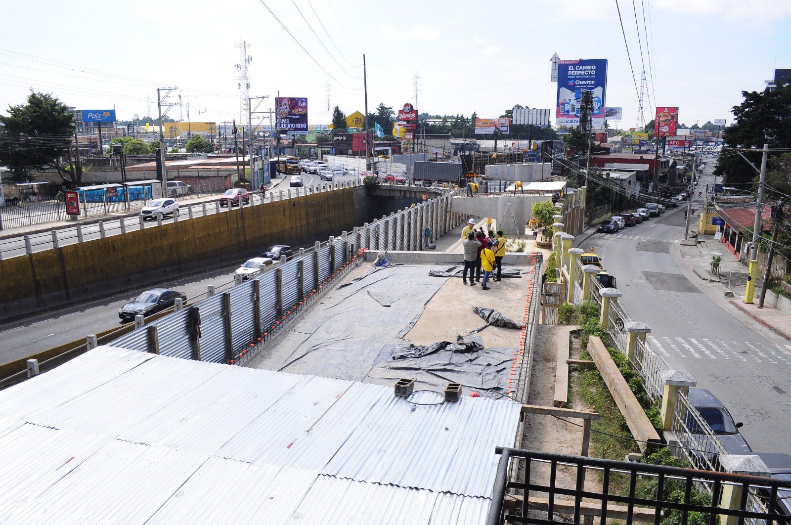 Paso cerrado en salida de San José Pinula hacia la capital por trabajos de colocación de postes