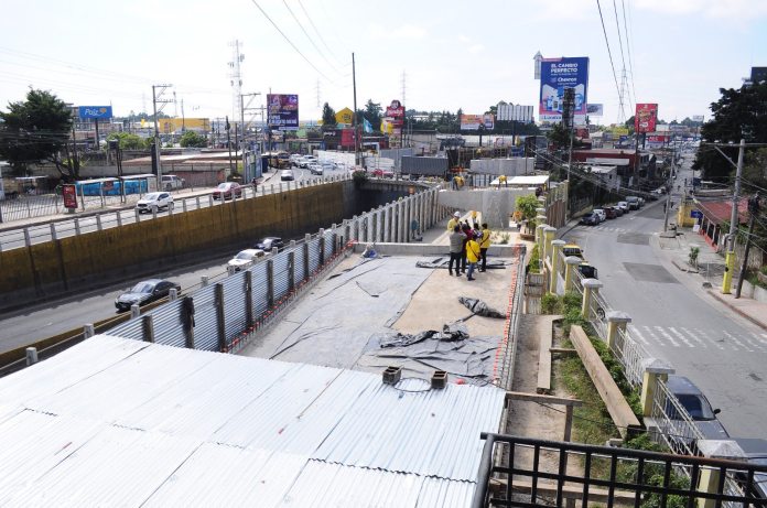 Construcción del nuevo paso a desnivel en San José Pinula. Foto la Hora: Sebastián Siero