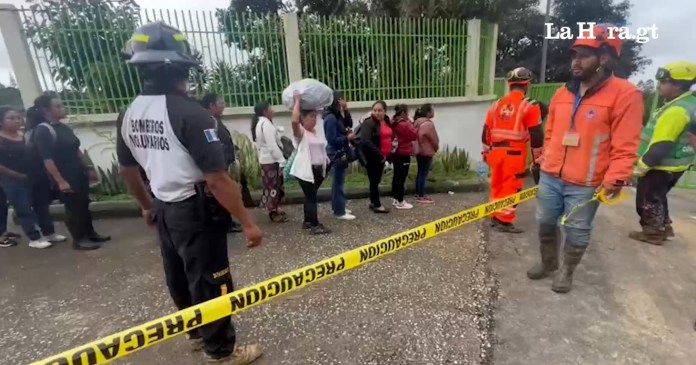 Colegio habilita nuevamente paso peatonal tras derrumbe en el kilómetro 24 de carretera a El Salvador. Foto La Hora: Daniel Ramírez.