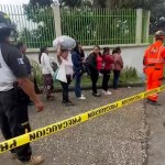 Colegio habilita nuevamente paso peatonal tras derrumbe en el kilómetro 24 de carretera a El Salvador. Foto La Hora: Daniel Ramírez.