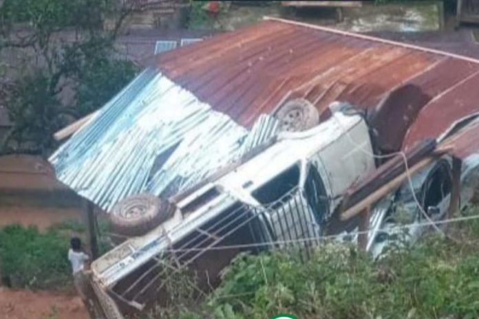 Vehículo que cayó sobre una vivienda en Alta Verapaz. Foto La Hora: ASONBOMD