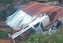 Vehículo que cayó sobre una vivienda en Alta Verapaz. Foto La Hora: ASONBOMD