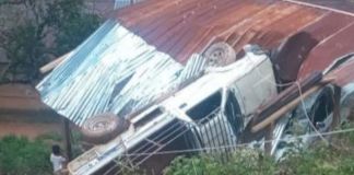 Vehículo que cayó sobre una vivienda en Alta Verapaz. Foto La Hora: ASONBOMD