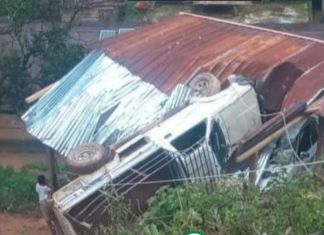 Vehículo que cayó sobre una vivienda en Alta Verapaz. Foto La Hora: ASONBOMD
