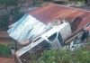 Vehículo que cayó sobre una vivienda en Alta Verapaz. Foto La Hora: ASONBOMD