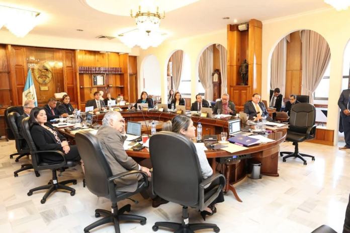 Pleno CSJ Los magistrados de la Corte Suprema de Justicia se aumentaron los viáticos y buscan la posibilidad de un nuevo incremento. Foto La Hora: OJ