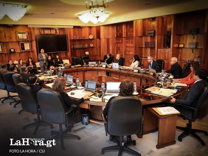 Pleno de la CSJ analiza solicitud de aumento de salario para jueces y magistrados. Arte La Hora: Francisco Altán