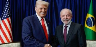 Los presidentes Trump de EE.UU. y Lula da Silva de Brasil en su reunión en Malasia. Foto La Hora: X/ Lula da Silva