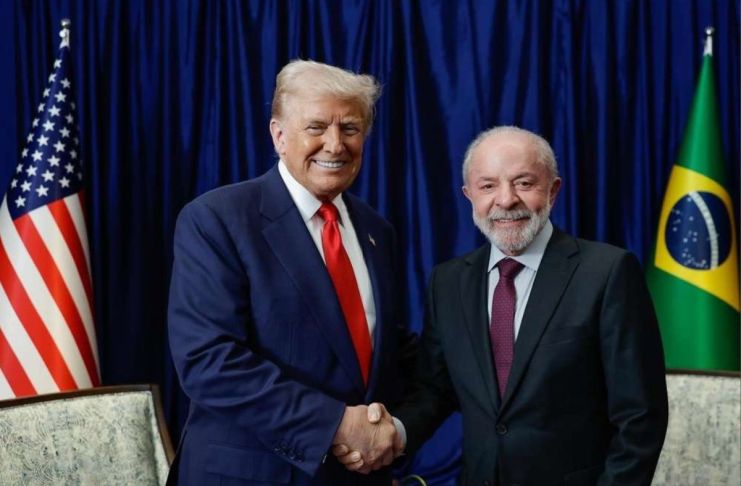 Los presidentes Trump de EE.UU. y Lula da Silva de Brasil en su reunión en Malasia. Foto La Hora: X/ Lula da Silva