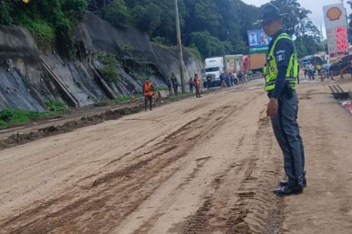 Elemento de Provial durante labores de limpieza del derrumbe en el km 24 de CAES. Foto La Hora: CIV