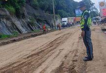 Elemento de Provial durante labores de limpieza del derrumbe en el km 24 de CAES. Foto La Hora: CIV