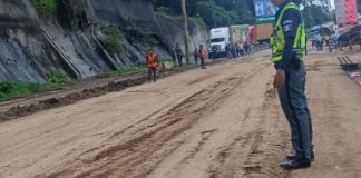 Elemento de Provial durante labores de limpieza del derrumbe en el km 24 de CAES. Foto La Hora: CIV