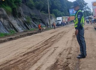 Elemento de Provial durante labores de limpieza del derrumbe en el km 24 de CAES. Foto La Hora: CIV