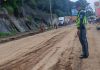 Elemento de Provial durante labores de limpieza del derrumbe en el km 24 de CAES. Foto La Hora: CIV