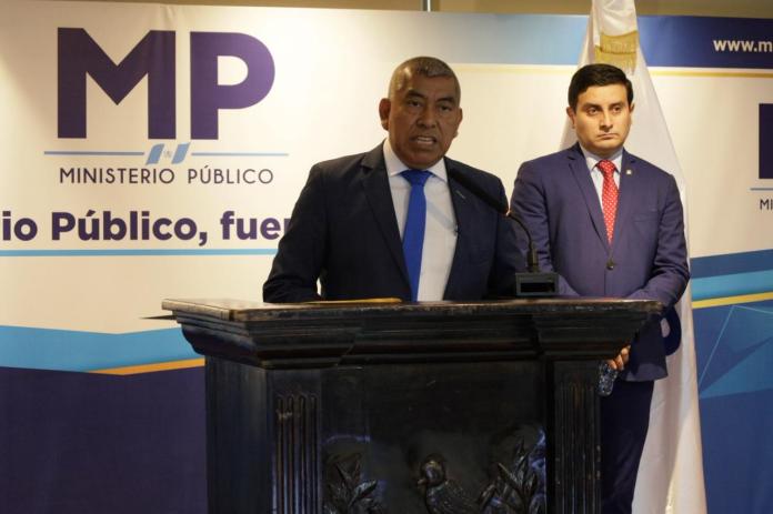 El fiscal de la FECI, Rafael Curruchiche, y su subordinado, el fiscal Mario Raúl Veliz, en conferencia de prensa. Foto La Hora: Daniel Ramírez.