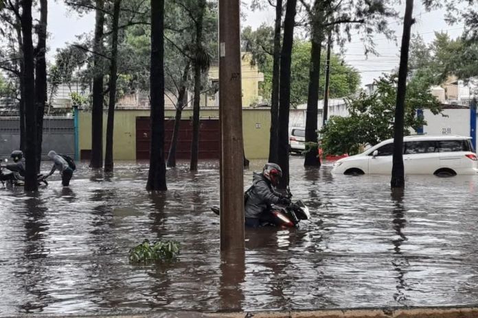 Inundación reportada en el anillo periférico. Foto La Hora: Redes Sociales