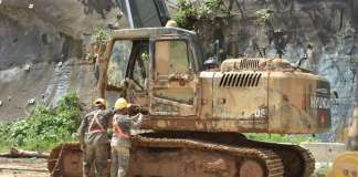 La Conred afirmó los trabajos priorizarían recuperar la retroexcavadora soterrada. Foto La Hora: José Orozco