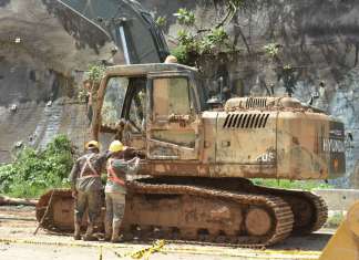 La Conred afirmó los trabajos priorizarían recuperar la retroexcavadora soterrada. Foto La Hora: José Orozco