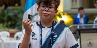 Ricardo Ordóñez sostiene una pieza de ajedrez con su mano derecha