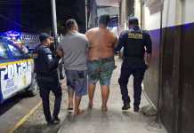 PNC capturó a dos hombres en el kilómetro 107 de la ruta antigua que conduce de Escuintla hacia Puerto San José. Foto La Hora: PNC.
