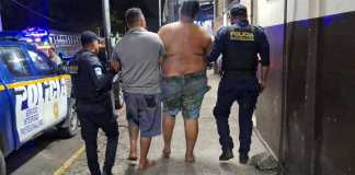 PNC capturó a dos hombres en el kilómetro 107 de la ruta antigua que conduce de Escuintla hacia Puerto San José. Foto La Hora: PNC.