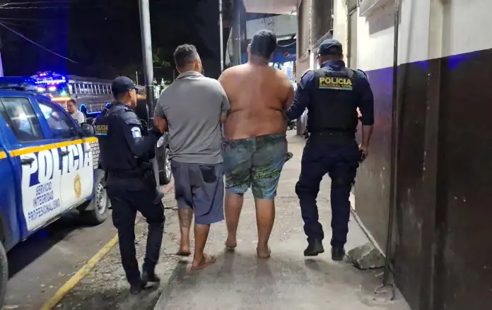 Sacos PNC capturó a dos hombres en el kilómetro 107 de la ruta antigua que conduce de Escuintla hacia Puerto San José. Foto La Hora: PNC.