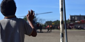 Un niño de Santa María de Jesús al arribo de la ayuda y de las autoridades, entre ellas la Conred, tras los sismos que afectaron a su comunidad, el pasado 9 de julio.