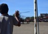 Un niño de Santa María de Jesús al arribo de la ayuda y de las autoridades, entre ellas la Conred, tras los sismos que afectaron a su comunidad, el pasado 9 de julio.