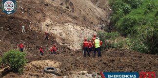 Persona queda soterrada tras un deslizamiento de tierra ocurrido a las orillas del río Villa Lobos. Foto La Hora: CBM.