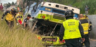 Bus de servicio de Express Mixco accidentado en el puente Tinco. Foto La Hora: CVB.