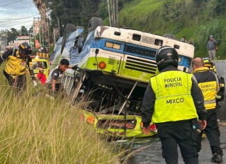 Bus de servicio de Express Mixco accidentado en el puente Tinco. Foto La Hora: CVB.