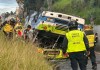 Bus de servicio de Express Mixco accidentado en el puente Tinco. Foto La Hora: CVB.