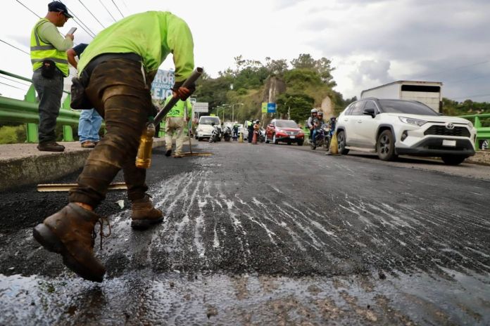 Trabajos municipales realizados en el puente San Cristóbal. Foto La Hora: Neto Bran