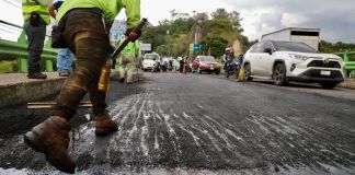 Trabajos municipales realizados en el puente San Cristóbal. Foto La Hora: Neto Bran