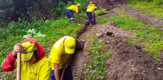 Autoridades realizan trabajos para evitar saturación del suelo tras derrumbes en el kilómetro 24 de CAES. Foto La Hora: Covial