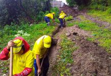 Autoridades realizan trabajos para evitar saturación del suelo y supervisan evacuaciones por derrumbe de carretera a El Salvador Autoridades realizan trabajos para evitar saturación del suelo tras derrumbes en el kilómetro 24 de CAES. Foto La Hora: Covial